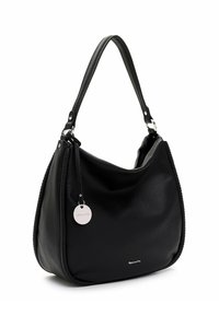 Schwarze Leder-Hobo-Tasche mit strukturiertem Finish, einem einzelnen Griff, silberfarbenen Akzenten und einem runden Markenanhänger, der an der Seite befestigt ist.