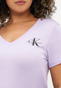 Calvin Klein Jeans CLASSIC SLIM V NECK TEE - Pamata T-krekls - lilac