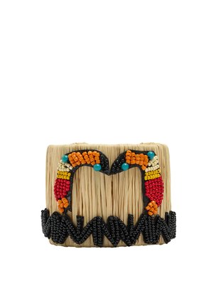 Bransoletka wykonana z beżowych włókien rafii ozdobiona kolorowymi koralikami w kolorze pomarańczowym, czerwonym, żółtym, turkusowym i czarnym ze wzorami zygzaków i łuków.