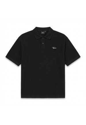 Musta lyhythihainen poolopaita, jossa on kaksi nappia ja pieni valkoinen kirjallinen logo vasemmassa rinnassa.