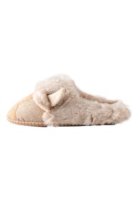 Chaussons beiges duveteux avec des accents brun clair, une texture en chevrons et des oreilles de chaque côté. Doublure en fourrure douce pour le confort.