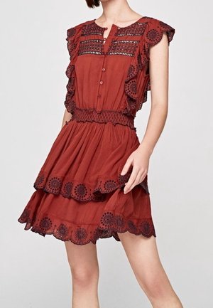 Rdzawoczerwona sukienka bez rękawów z falbanami warstwowymi i czarną kwiatową haftem, z guzikami z przodu i talią podkreśloną paskiem.