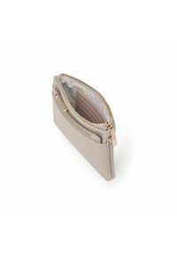 Lichtgrijze leren portemonnee met een gouden rits, voorzien van meerdere kaartsleuven en een soepele binnenkant. Compact ontwerp, zonder zichtbare patronen.