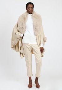 INFLUENCER POMPOM - Cape - beige