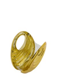 Guld- og transparent glasvase med et bølget, svunget design, der har et åbent håndtag og rund base. Glat tekstur med blank finish.