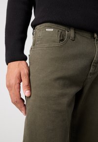 Antony Morato KURT COMFORT - Traperice suženog kroja - dark olive