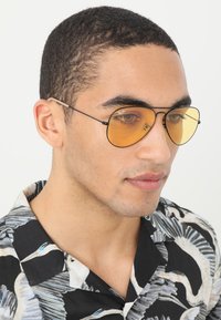 Ray-Ban AVIATOR LARGE UNISEX - Óculos de sol - black/photo yellow