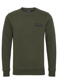 Sudadera verde oliva hecha de una mezcla de algodón, con cuello redondo, mangas largas y un parche rectangular negro con logo en el pecho.