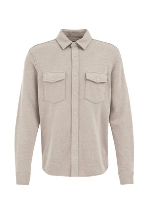 Camisa de manga larga color beige claro con cuello abotonado, dos bolsillos en el pecho y un dobladillo redondeado. Fabricada con una tela suave y texturada.