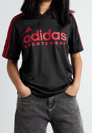 T-shirt de sport noir avec le logo "adidas" rouge et le texte "SPORTSWEAR", manches courtes avec des rayures rouges, tissu texturé, coupe décontractée.