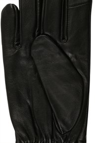 Guante de cuero negro con textura suave, forma ajustada, costuras dobles y muñeca fruncida para un ajuste ceñido. El área de la palma tiene un acabado liso.