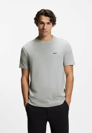 T-shirt a maniche corte grigio chiaro in misto cotone, con scollo rotondo e piccolo logo "BOSS" nero sul petto.