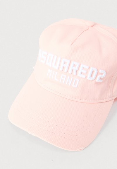 Rozā auduma beisbola cepure ar plakanu ailes malu. Priekšpusē ir baltā krāsā izšūts teksts "DSQUARED2 MILANO".