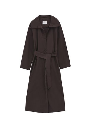 Donkerbruin lange trenchcoat met brede kraag, knoopsluiting en bijpassende tailleband, getoond op een witte achtergrond.