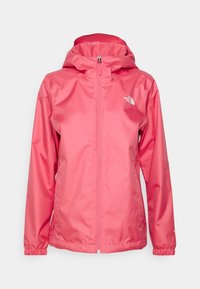 Chaqueta impermeable rosa con capucha, con cremallera completa, puños elásticos y el logo estampado en el pecho izquierdo. Textura suave.