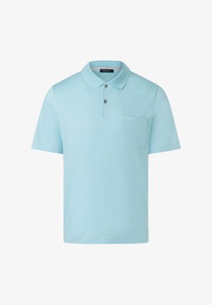 Polo a maniche corte di colore azzurro chiaro con colletto, due bottoni e tasca sul petto, vista frontale su sfondo bianco.