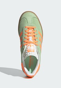 adidas Originals GAZELLE BOLD - Tossud - semi green spark   screaming orange   core white
