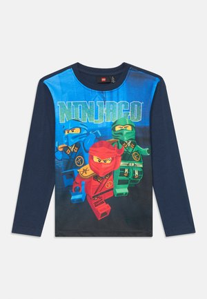 Langärmliges T-Shirt in Marineblau mit einem bunten Ninjago-Design; zeigt blaue, rote und grüne Ninja-Figuren auf einem Farbverlauf von Blau zu Schwarz.
