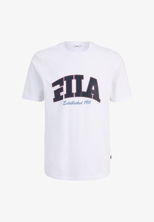 Biała bawełniana koszulka z krótkim rękawem. Posiada duże, ciemnoniebieskie logo w kształcie łuku "FILA" oraz napis "Established 1911" w niebieskim pod spodem.