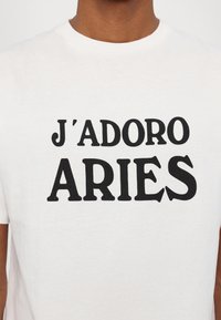Aries J'ADORO TEE UNISEX - Camiseta estampada - white