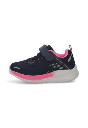 Zapatilla deportiva infantil en azul marino y rosa, con parte superior de malla, tiras de velcro, cordones y suela blanca acolchada.