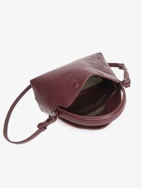 Kleine bordeauxrode leren crossbodytas met opengklapt klep, verstelbare schouderriem en zichtbare binnenzak met rits op een witte achtergrond.
