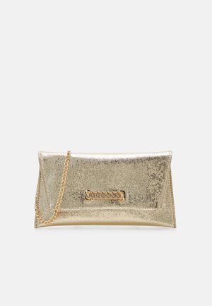 Petit sac clutch rectangulaire doré avec surface texturée, fermeture à rabat et fine chaîne dorée sur fond blanc.