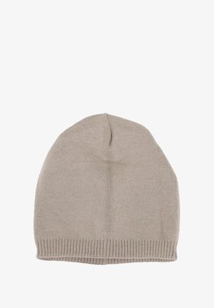 Berretto lavorato a maglia di colore beige chiaro, con una corona arrotondata e un orlo a coste, realizzato in materiale morbido e flessibile.