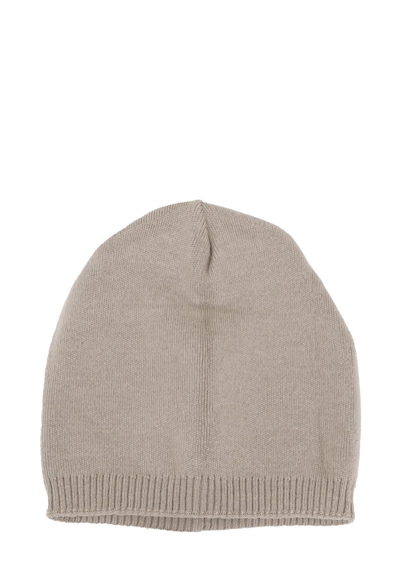 Berretto lavorato a maglia di colore beige chiaro, con una corona arrotondata e un orlo a coste, realizzato in materiale morbido e flessibile.