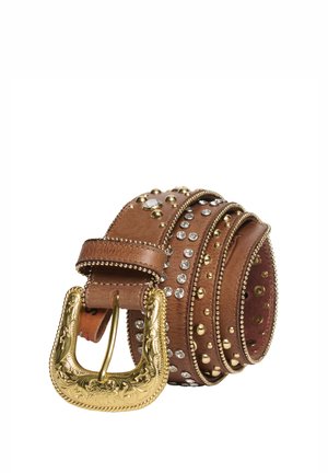 Bruine leren riem met een gouden siergesp, versierd met metalen studs en heldere rhinestones, in een gedraaide vorm gewikkeld.