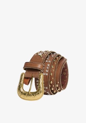 Cinturón de cuero marrón con hebilla ornamental en tono dorado, adornado con tachuelas metálicas y rhinestones claros, enrollado en una forma retorcida.