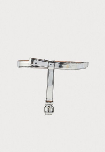 Ασημί μεταλλική ζώνη με κομψή, λεία επιφάνεια, ορθογώνια πόρπη και διπλό ράψιμο κατά μήκος των άκρων.