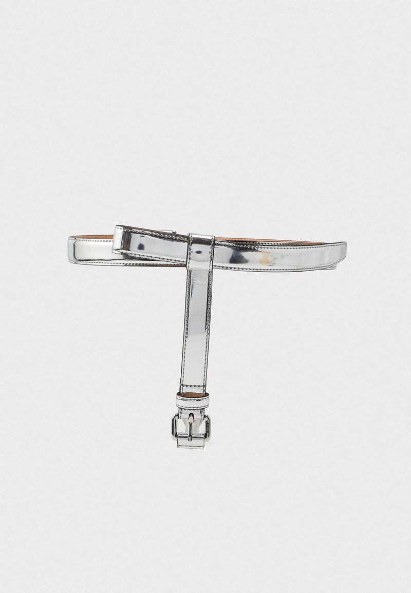 Silverfärgad metallbälte med en slät och elegant yta, rektangulär spänne och en dubbelsöm längs kanterna.