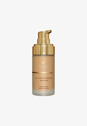 Pumpullinen pullo Kokie Professionalin täyden peittävyyden meikkivoidetta, jossa kultainen annostelija ja hento, huurrettu lasipakkaus, valmistettu Italiassa.