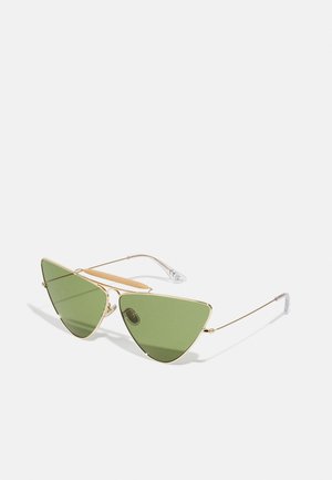 Ochelari de soare cat-eye cu nuanță verde, având un cadru din metal auriu, cu un pod dublu și tăiței din plastic transparent pentru confort.