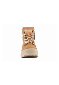 Stivali high-top color tan con punta rotonda, tomaia in pelle testurizzata e suola in gomma beige. Presentano lacci e etichetta con marchio sulla linguetta.