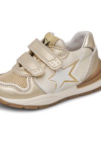 Zapatillas doradas con dos tiras de velcro, tela metálica, un diseño de estrella blanca y acentos texturizados en los laterales y la puntera.