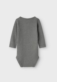 Body en jersey doux, à manches longues, de couleur gris ribbé. Il possède un col rond et des pressions à l'entrejambe pour faciliter l'habillage.
