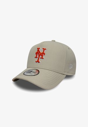 Gorra de béisbol beige con logo naranja de NY, visera curva y tela texturizada. Cuenta con una pegatina de New Era y cierre trasero ajustable.