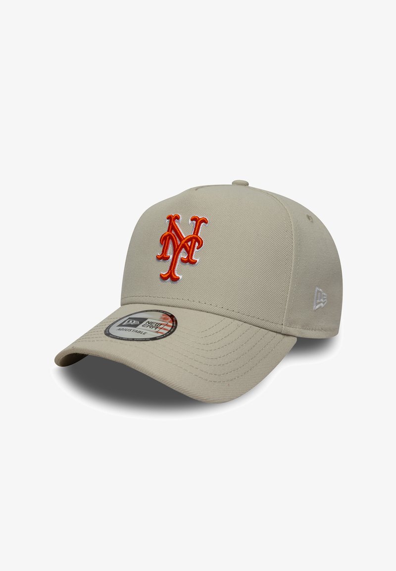 Casquette de baseball beige avec logo NY orange, visière courbée et tissu texturé. Comprend un autocollant New Era et une fermeture arrière réglable.