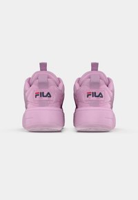 Rosa Sportschuhe mit einer strukturierten Oberseite, gepolstertem Kragen und Zuglasche. Sie verfügen über ein auffälliges Fila-Logo in mehreren Farben an der Ferse.