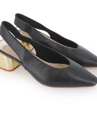 Zapatos slingback de cuero negro con punta afilada y un tacón bajo acentuado en dorado. Presentan laterales recortados y una textura suave.