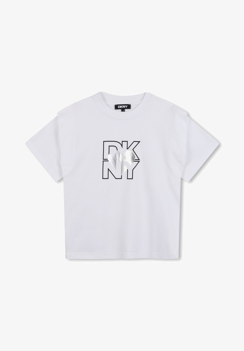 Biała bawełniana koszulka z krótkim rękawem, z czarnym obrysowanym logo "DKNY" i metalicznym srebrnym sercem w centrum. Okrągły dekolt.