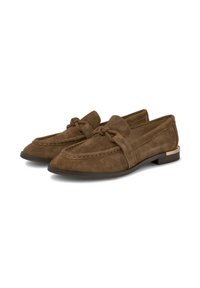 Mocasines de ante marrón con un detalle anudado en la parte frontal, acentos de costura y un tacón bajo con un elemento metálico en el lado.