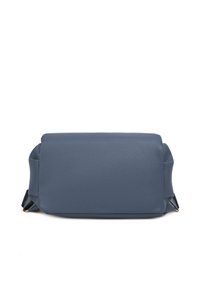 Blauwe leren crossbody tas met een gestructureerd oppervlak, rechthoekige vorm, verstelbare schouderriem en subtiele hardwareaccenten.