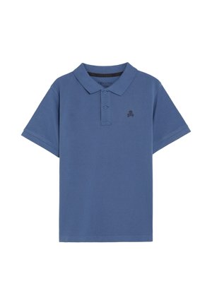 Polo azul de manga corta con dos botones y un pequeño logo oscuro de calavera y tibias cruzadas en el lado izquierdo del pecho.