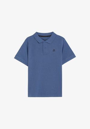 Polo azul de manga corta con dos botones y un pequeño logo oscuro de calavera y tibias cruzadas en el lado izquierdo del pecho.
