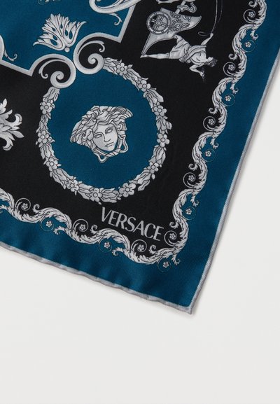 Γωνία μπλε και μαύρης εσάρπας Versace με έμβλημα κεφαλής Μέδουσας, στεφάνι λουλουδιών, διακοσμητικό περίγραμμα και λεπτομερείς μυθολογικές φιγούρες.