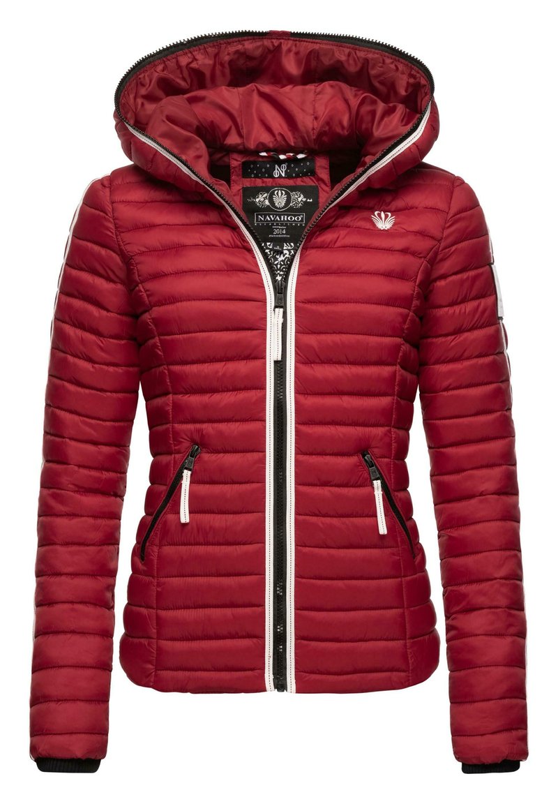 Doudoune rouge avec design matelassé horizontal, capuche, fermeture éclair noire et deux poches latérales. Présente des accents noir et blanc.