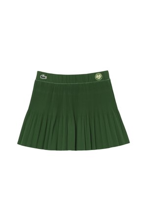 Jupe de tennis plissée vert foncé avec taille élastique et petits logos crocodile Lacoste et Roland Garros à l'avant.